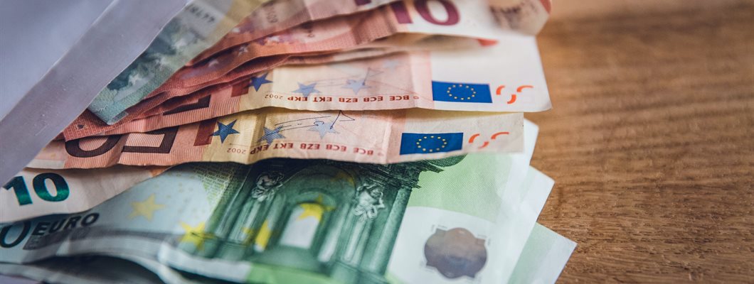 A assortment of euro notes